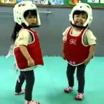 İki şirin kızın yaptığı taekwondo maçı bu kadar mı tatlı olur?